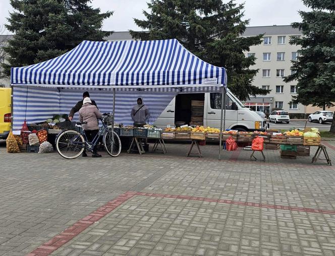 Pustki na targowisku w Nowej Dębie