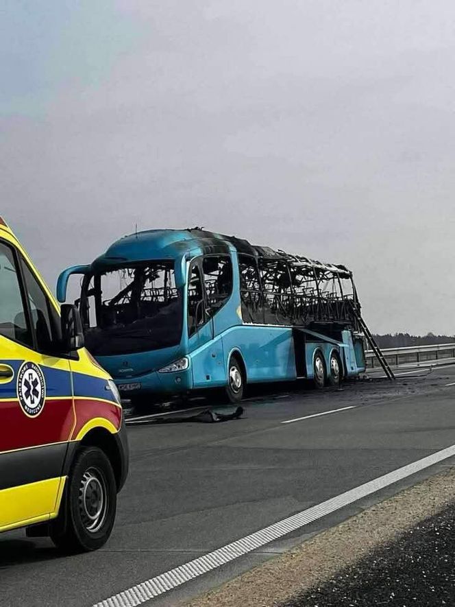 Na A2 na wysokości Gręzowa zapalił się autobus turystyczny