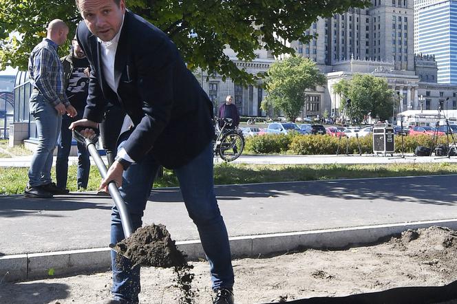 Trzaskowski z łopata w centrum miasta