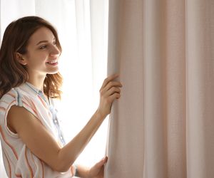 Zamiast zanosić do pralki wlej to do bębna pralki, a zasłony będą czyste jak nigdy wcześniej. Sposób na pranie zasłonek bez kupnych detergentów 