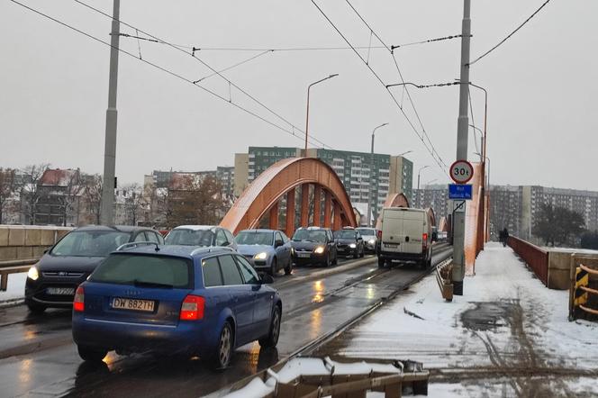Wrocław pod śniegiem. Trudne warunki na drogach, korki, opóźnienia i awarie