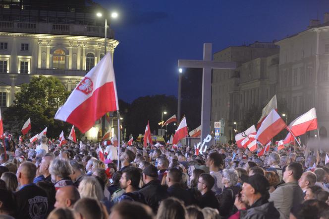 Warszawa śpiewała dla powstańców. "Jesteście naszą dumą!"