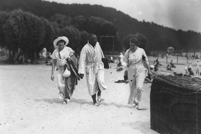 Plażowicze podczas wypoczynku. Zdjęcie z 1932 roku z miejscowości Karwia 