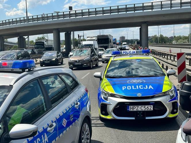 Koszmarny wypadek w kierunku Marek. Kobieta z obrażeniami klatki piersiowej trafiła do szpitala