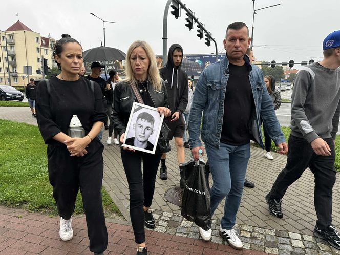 Setki osób upamiętniły Oliwiera. 20-latek zmarł po interwencji policji. "Zabili go jak zwierzę"