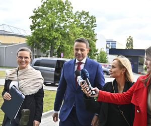 Wielkie wejście Trzaskowskiego do TVP. Zdjęcia uchwyciły każdy krok