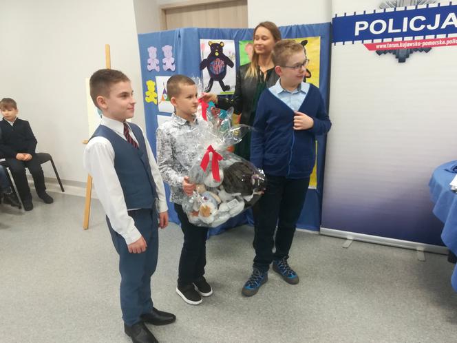 Dzieci z SP nr 31 w Toruniu podarowały pluszaki policjantom