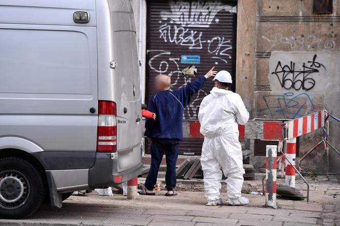 Ciała były zakopane na podwórku. Co się stało w kamienicy w Warszawie? Czy ciał może być więcej?