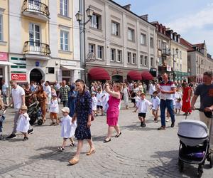 Boże Ciało 2024. Tłumy wiernych przeszły w procesji ulicami Białegostoku