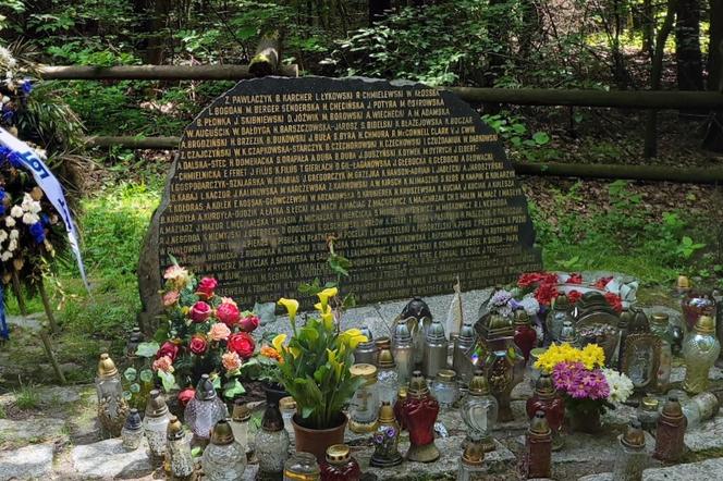 Pomnik ofiar katastrofy w lesie kabackim