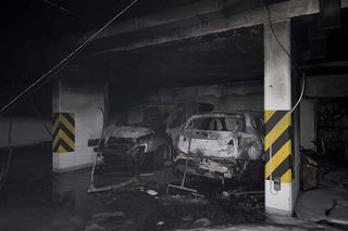 Pokazali jak wygląda wnętrze spalonego garażu w Ząbkach. Ogień pojawił się w nocy. Ewakuowano 300 osób