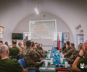 Terytorialsi, myśliwi, strażacy i policjanci poszukiwali osób zaginionych. Uczestników szkolenia odwiedził minister obrony narodowej