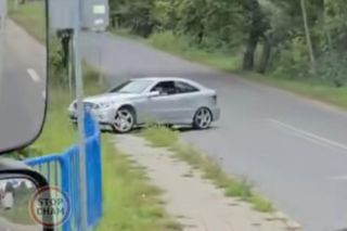 Chciał być jak mistrz driftu. Skończyło się na krawężniku [WIDEO]