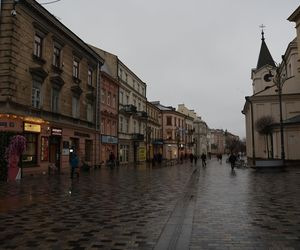 Przy Krakowskim Przedmieściu w Lublinie jest za dużo reklam? Radni: „Obecny charakter niektórych reklam i tablic reklamowych często nie współgra z historyczną zabudową”. Co na to ratusz?