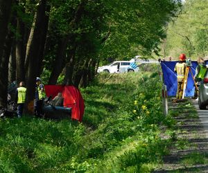 Tragiczny początek majówki na Mazowszu. Nie żyją dwie osoby. Jaguar uderzył w drzewo 