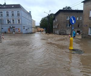 Zagrożenie powodziowe. Głuchołazy. Woda przelała się przez wały. Zalewa miasto