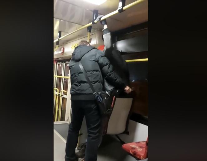 Bytom: DANTEJSKIE SCENY w tramwaju! BITWA między pasażerem i kontrolerami [ZDJĘCIA]