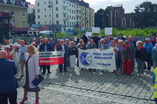 Zgromadzenie publiczne pod ratuszem w Głogowie