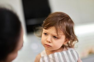 Dwulatek nie słucha twoich zakazów? Oto dlaczego „nie krzycz” działa wręcz odwrotnie