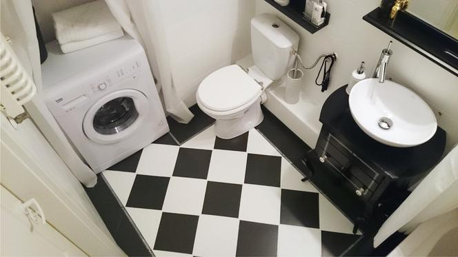 Czarno-biała łazienka po remoncie