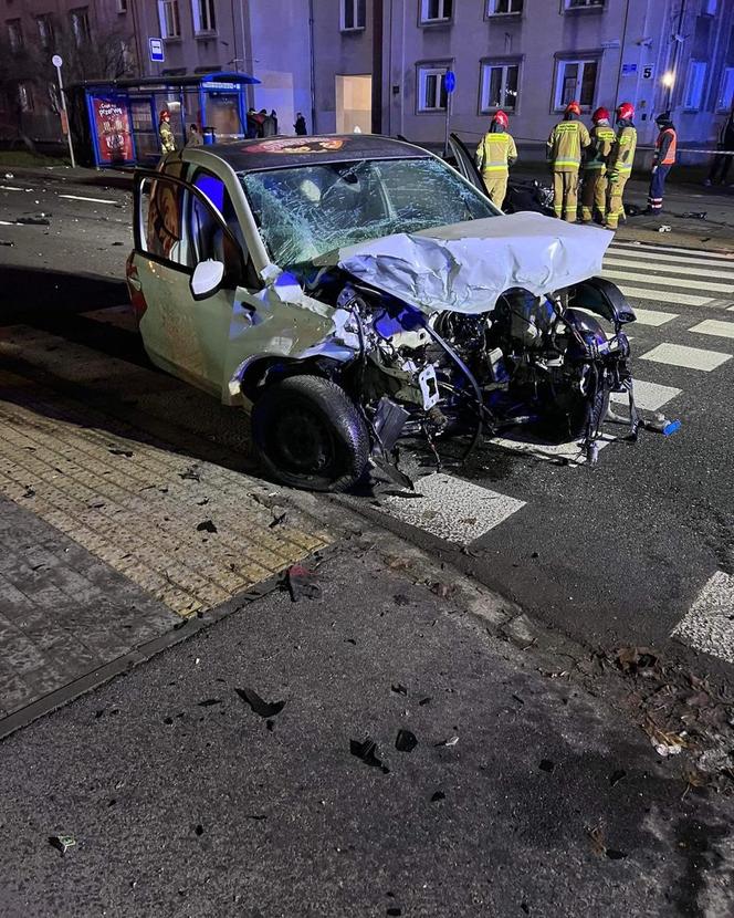 Kraków: makabryczny wypadek w Nowej Hucie. Po czołowym zderzeniu z dwóch aut zostały szczątki