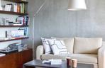 Biała sofa w salonie