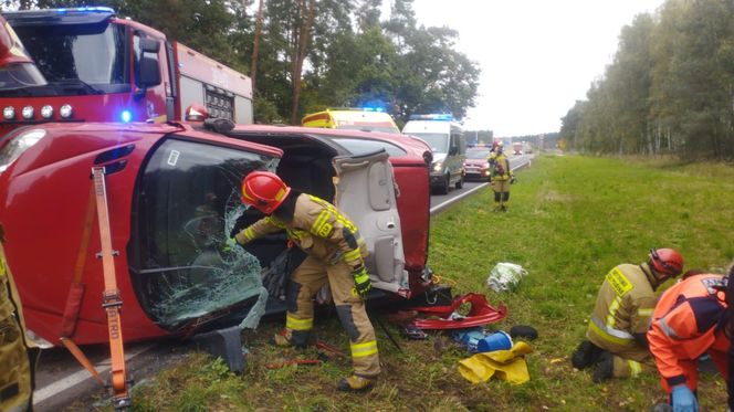 Starsze małżeństwo dachowało samochodem. Wypadek koło Leszna