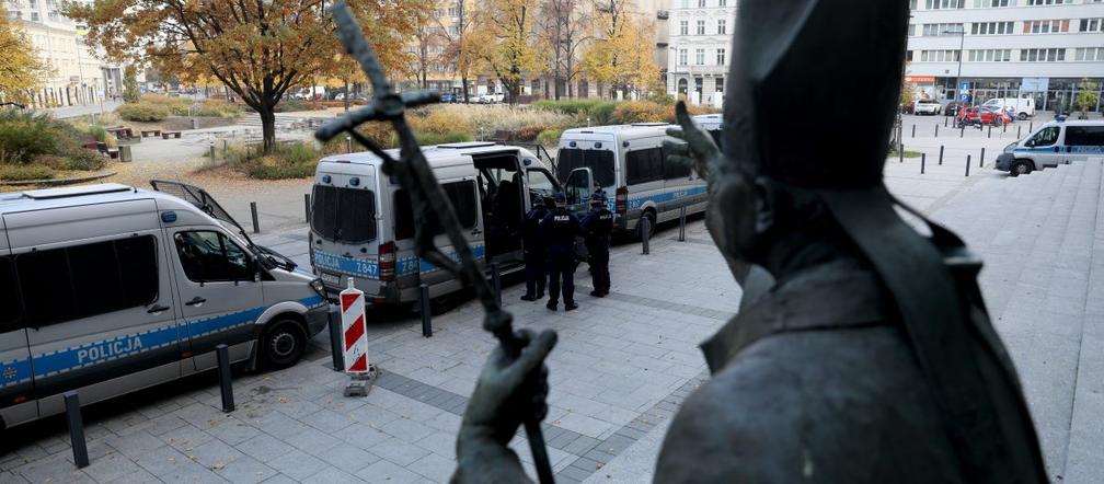 Policja pod kościołami w Warszawie