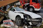 Fatalny wypadek pod Poddębicami. 33-latka z audi staranowała przystanek [ZDJĘCIA].