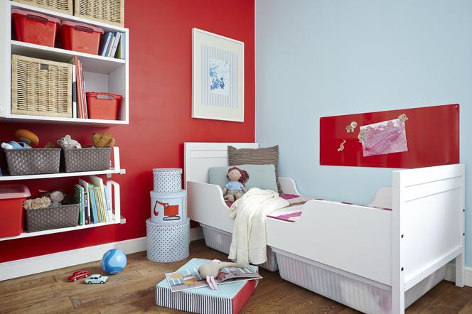 Ściany niebieskie w połączeniu z czerwonymi w pokoju dziecka