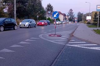 Tarnów. Spóźniają się do pracy przez stare kable. Grzęzną w korkach przed szlabanem parkingu