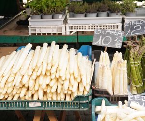 Wiosenne warzywa i owoce na poznańskich targowiskach