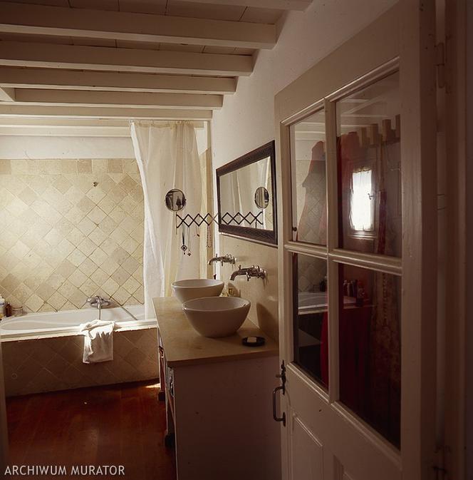 Drewniane belki malowane na biało czyli inny sufit w łazience