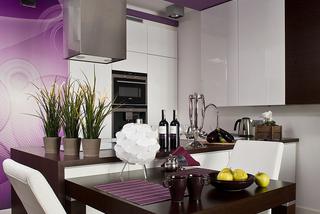 Fioletowe wnętrze jadalni z kuchnią