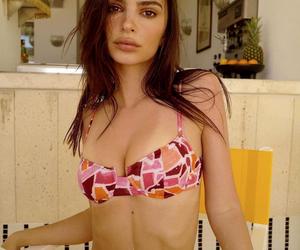 Emily Ratajkowski obściskuje się z tajemniczym mężczyzną. To nie jest Brad Pitt!