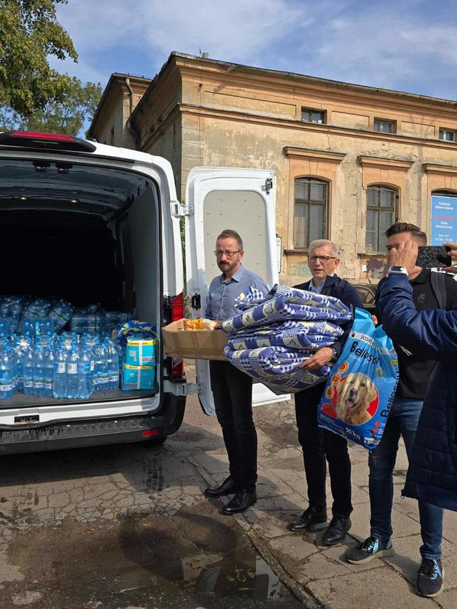  Zaskakujący gest polityka od Tuska! Sam wsiadł za kierownicę i pojechał pomagać powodzianom