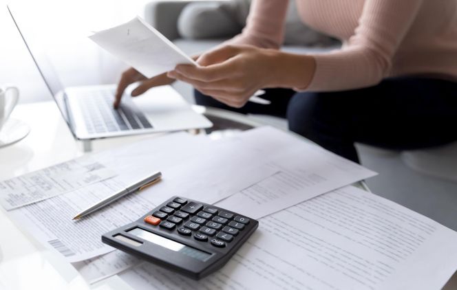 Kontroler finansowy - 25% pracowników zarabia ponad 12 970 zł brutto