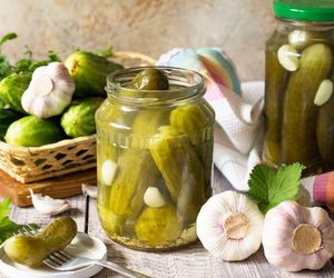 Kiedy kiszę ogórki w słoikach, zawsze dodaję ten składniki. Chrupią i nie są puste w środku