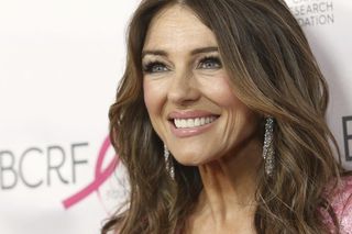 Ona ma 60 lat? Liz Hurley wygina się w kostiumie, obok nowy chłopak. To ojciec wielkiej gwiazdy!