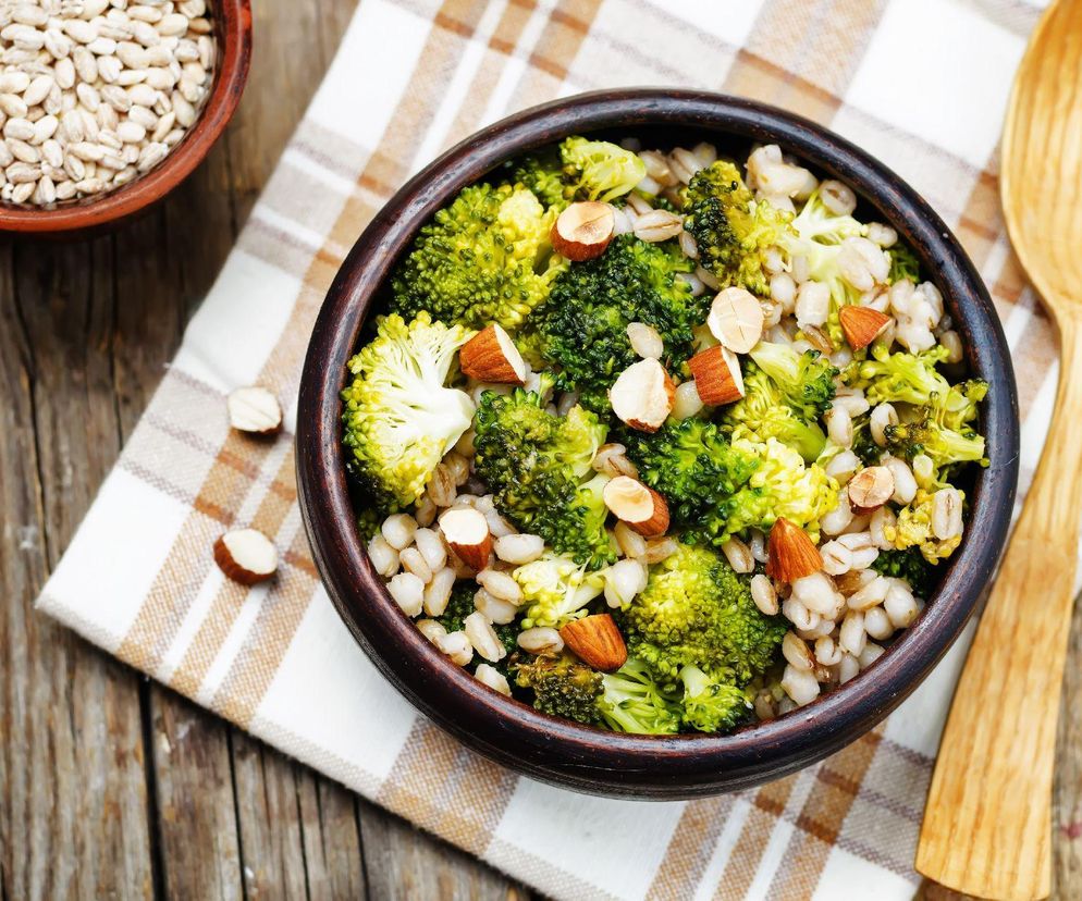 sałatka z brokuła i ciecierzycy