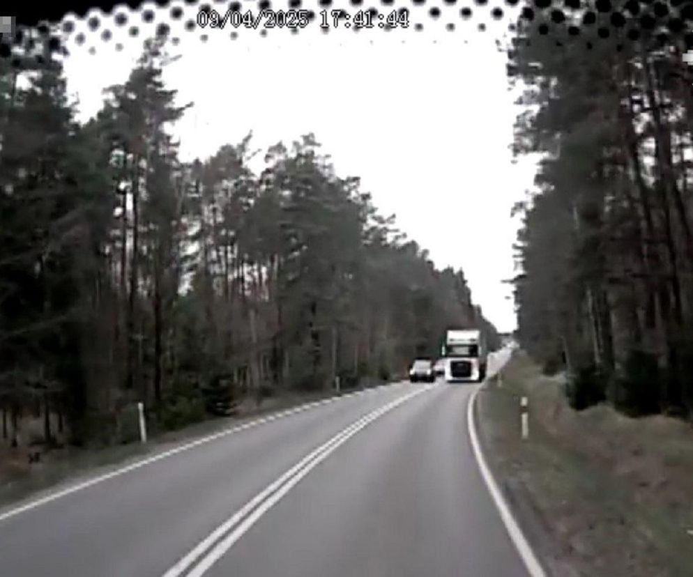 Niebezpieczny manewr na DK11 pod Tarnowskimi Górami. Kierowca tira wyprzedzał na czołówkę z autobusem