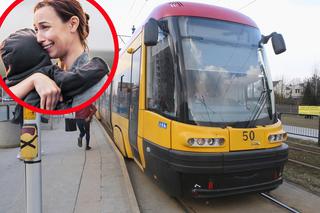 Motornicza zatrzymała tramwaj żeby pomóc szlochającej kobiecie z dzieckiem. Wzruszająca historia