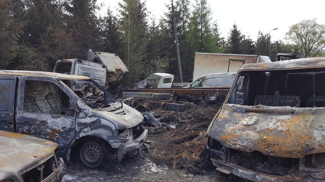 Spalone auta, zniszczone budynki. Obraz po poważnym pożarze w Żywcu przeraża