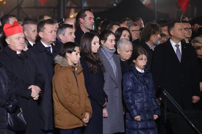 Kaczyńska z mężem, córkami, synkiem i dziećmi Zielińskiego na odsłonięciu pomnika ojca [ZOBACZ]