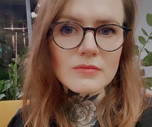 Karolina Opolska nową prowadzącą w TVP Info. Uwagę przykuwa ogromny tatuaż na szyi
