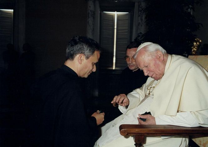  Zdjęcie Leona XIV z Janem Pawłem II. Tak wyglądał nowy papież w młodości poznał go w 1982