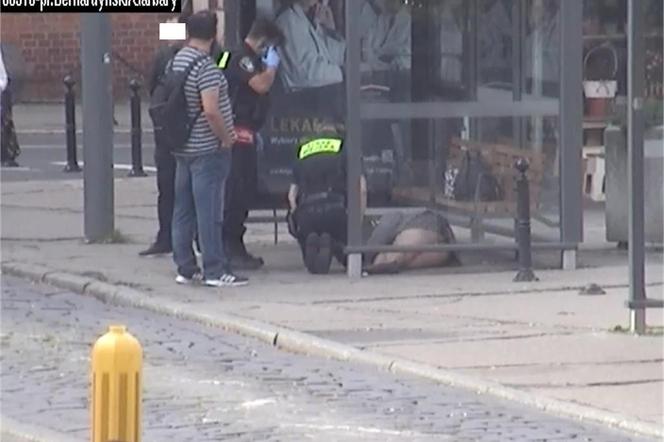 Kobieta leżała na chodniku w centrum Poznania. Pomogli jej strażnicy miejscy