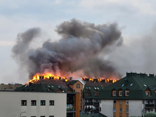 Pożar bloku mieszkalnego w Ząbkach 