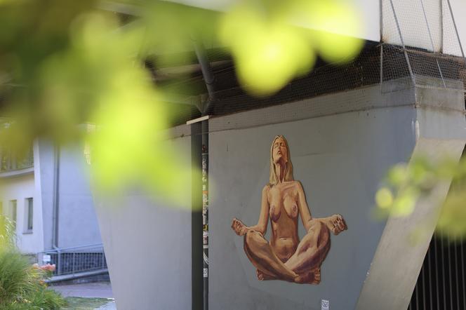 Naga kobieta uprawia jogę. Street art Lubliun