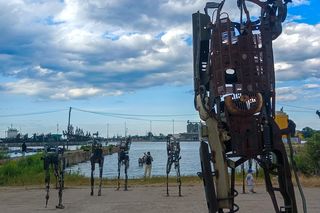 Rzeźby wychodzące z morza